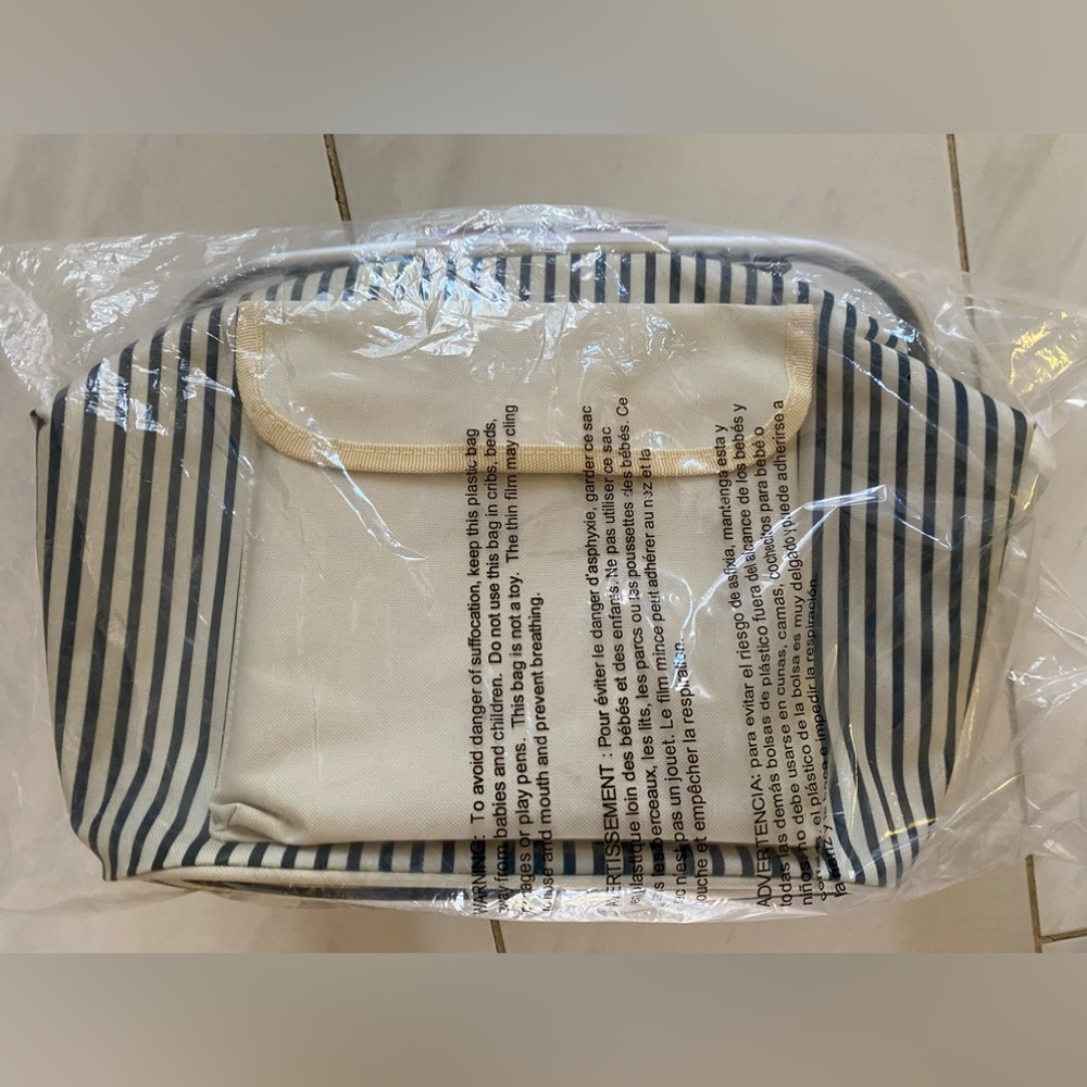 LEED’S : Brand New  but no tags , Insulated Picnic Basket